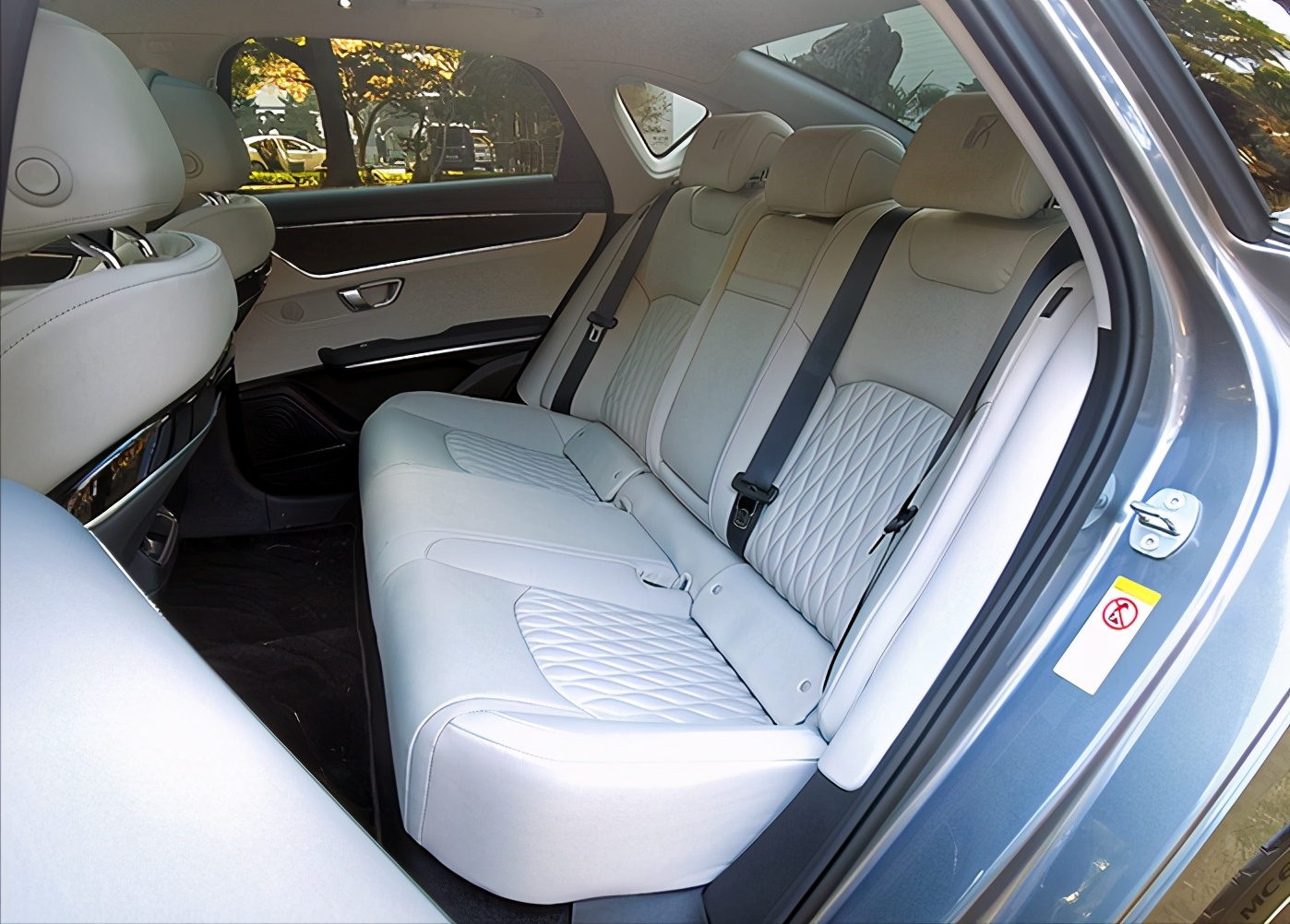 比亚迪汉ev浅色版,比亚迪汉ev内饰白色会变黄