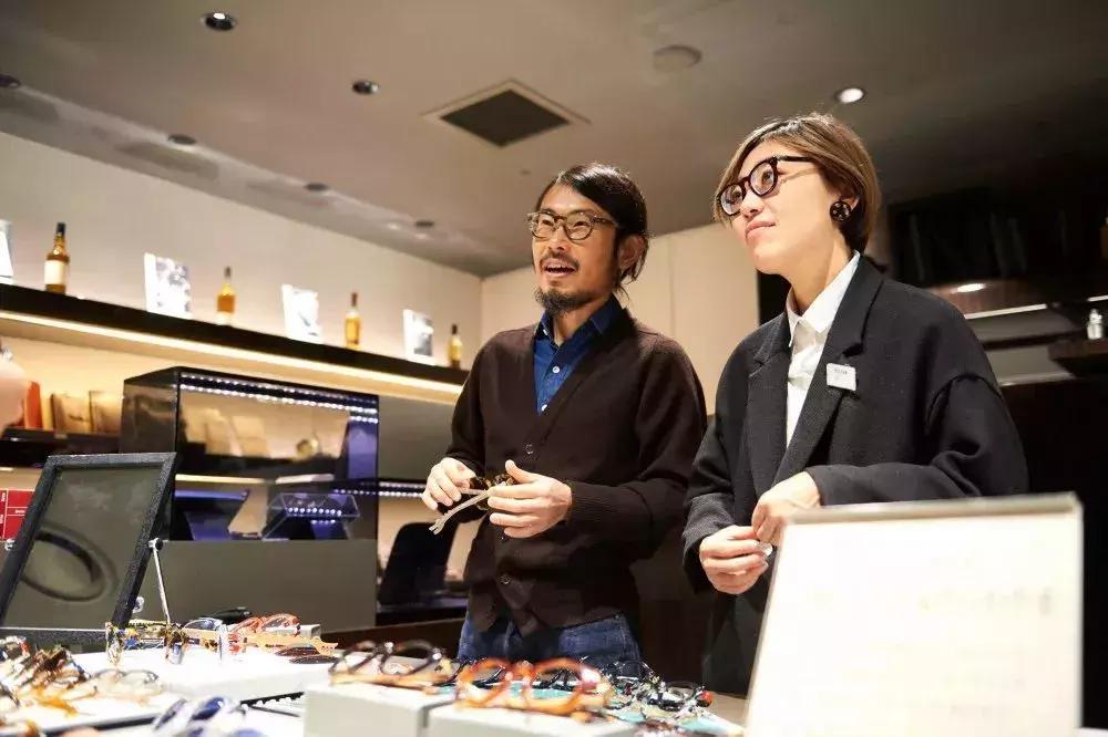 太阳镜最佳戴法,智能穿戴太阳镜