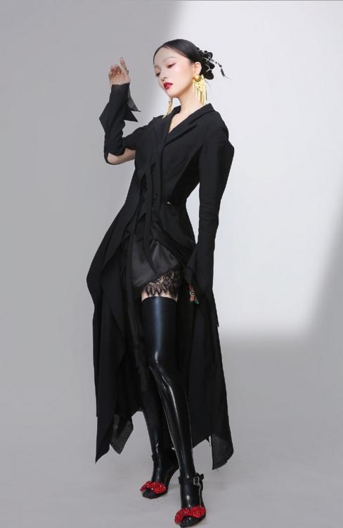 张韶涵白色露脐装搭配黑色长裙,张韶涵最新机场秀穿了黑白配