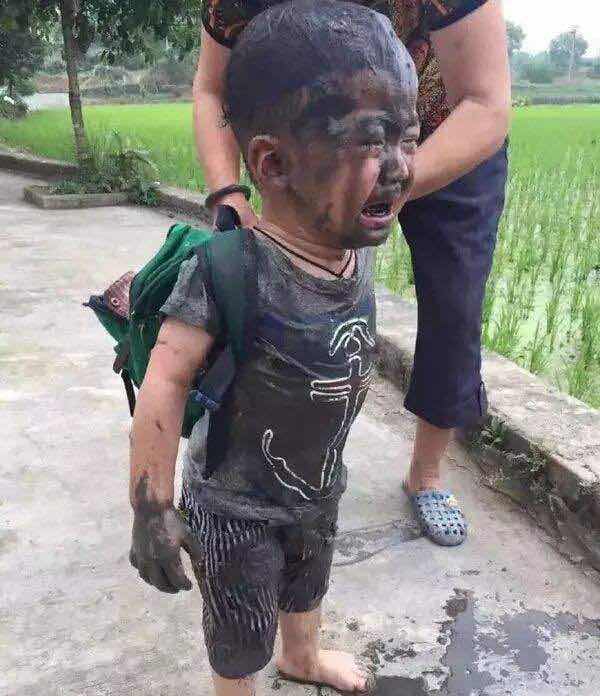 宝宝睡觉被大风吹走,宝宝躺婴儿车大哭到无声