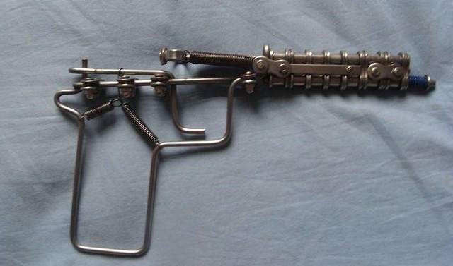 童年的假期已经由一串色彩斑斓的珠子散落成一根毛糙的细绳