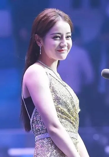 穿什么衣服都像大妈怎么改变,穿什么都像学生怎么办