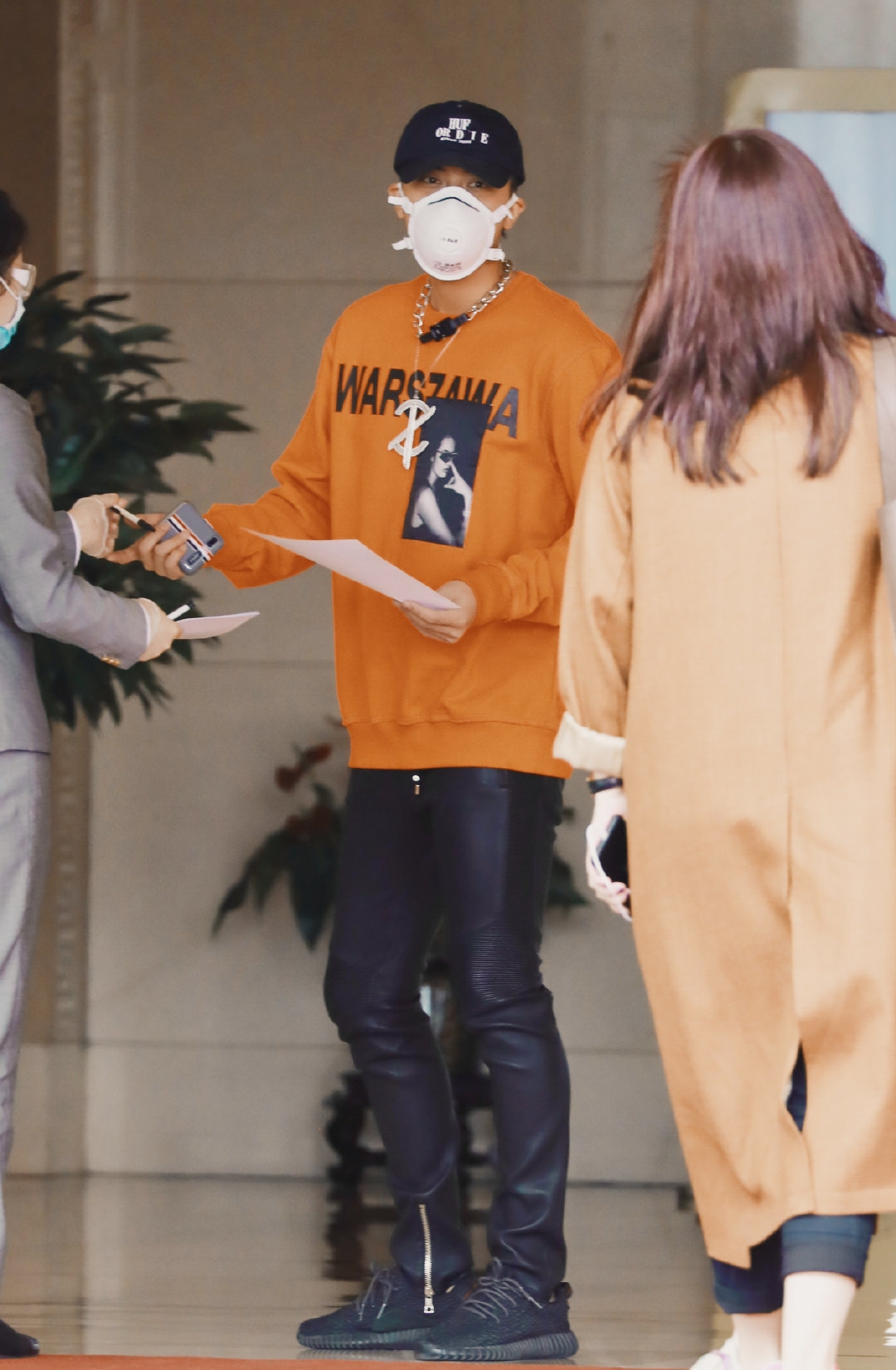 黄子韬穿鹿晗品牌衣服,黄子韬穿皮衣