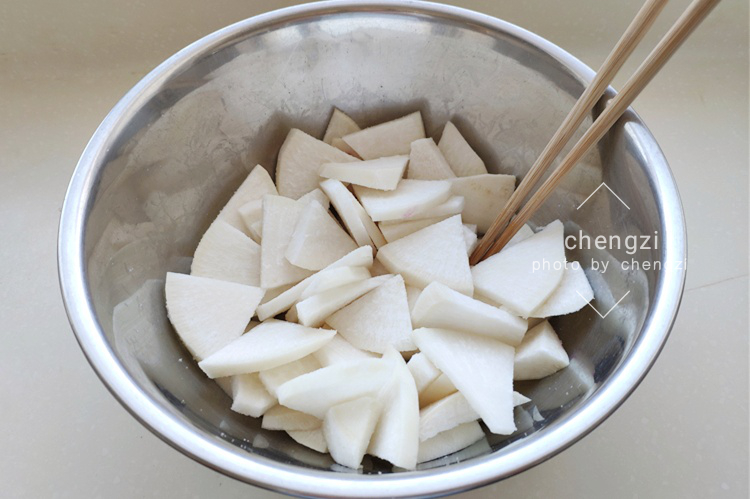 腌萝卜酸脆可口一吃就停不下来,教你快速腌萝卜酸辣脆爽做法简单