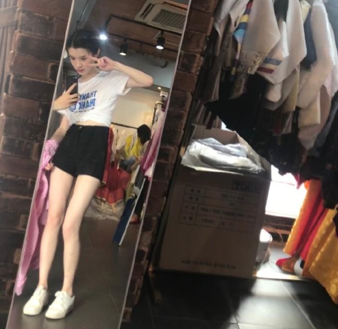 唐弋婷真是个宝藏女孩！抹胸裙尽显好身材，可塑性很强的女孩子