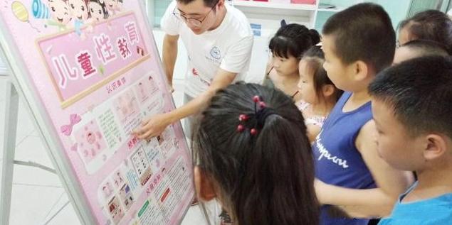 巴西艺术家进行“裸体”表演，一位母亲行为引不满，性教育不可缺