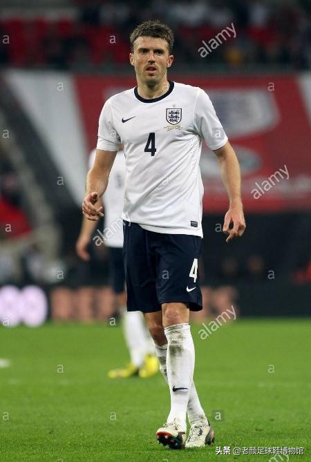 曾经风靡98世界杯的彩色pumaking,如今低调变身成贝莱林小黑鞋