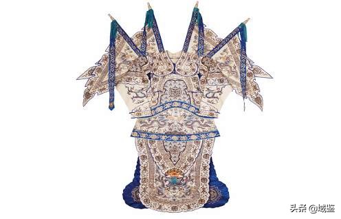 动辄数十万的京剧戏服，写满了中国故事