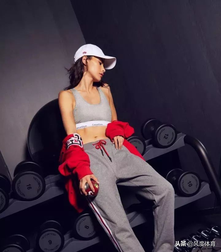 *窥偷**女神AdrianneHo的ins照片，我仿佛打开了新世界的大门……