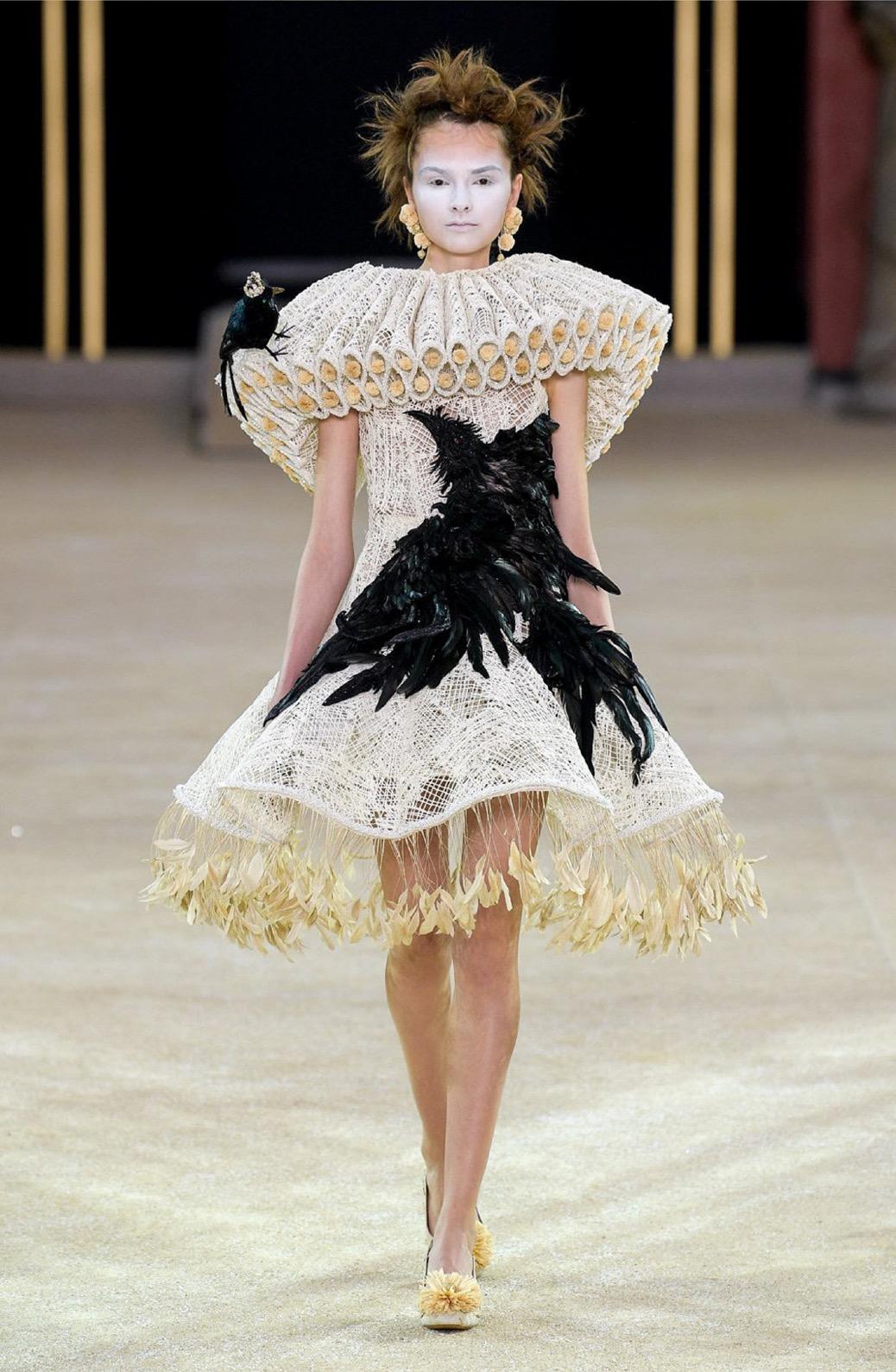 鬼脸连体服做开场，满身绣死亡象征乌鸦，惊悚秀场还是奇葩秀场？