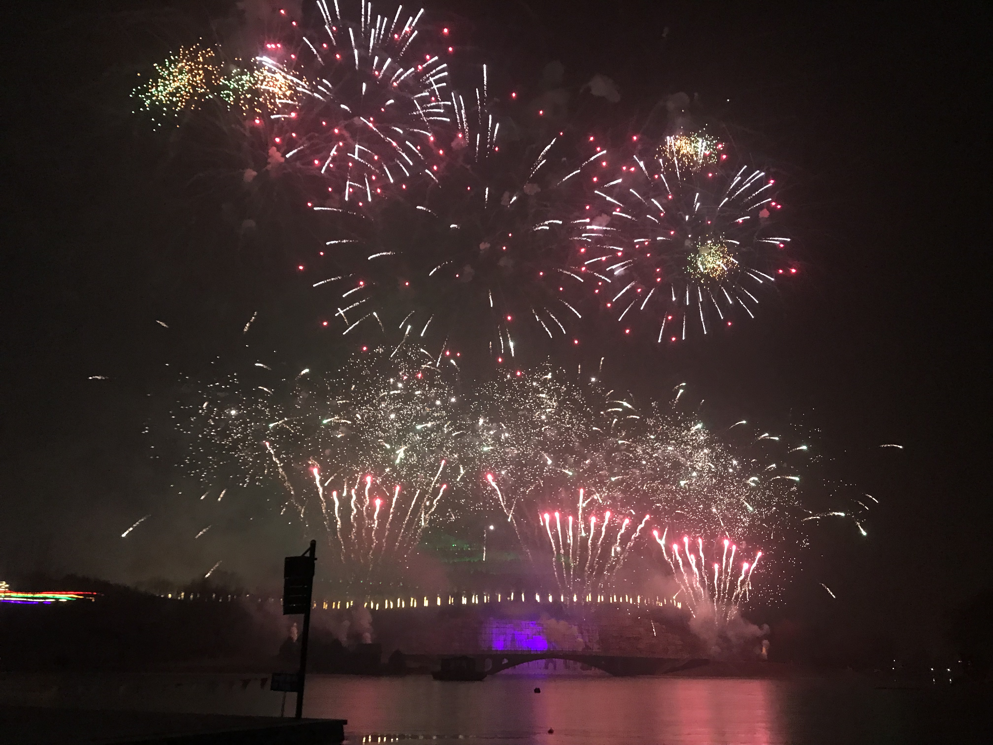 正定:漫天花雨迎盛世璀璨烟花耀佳年