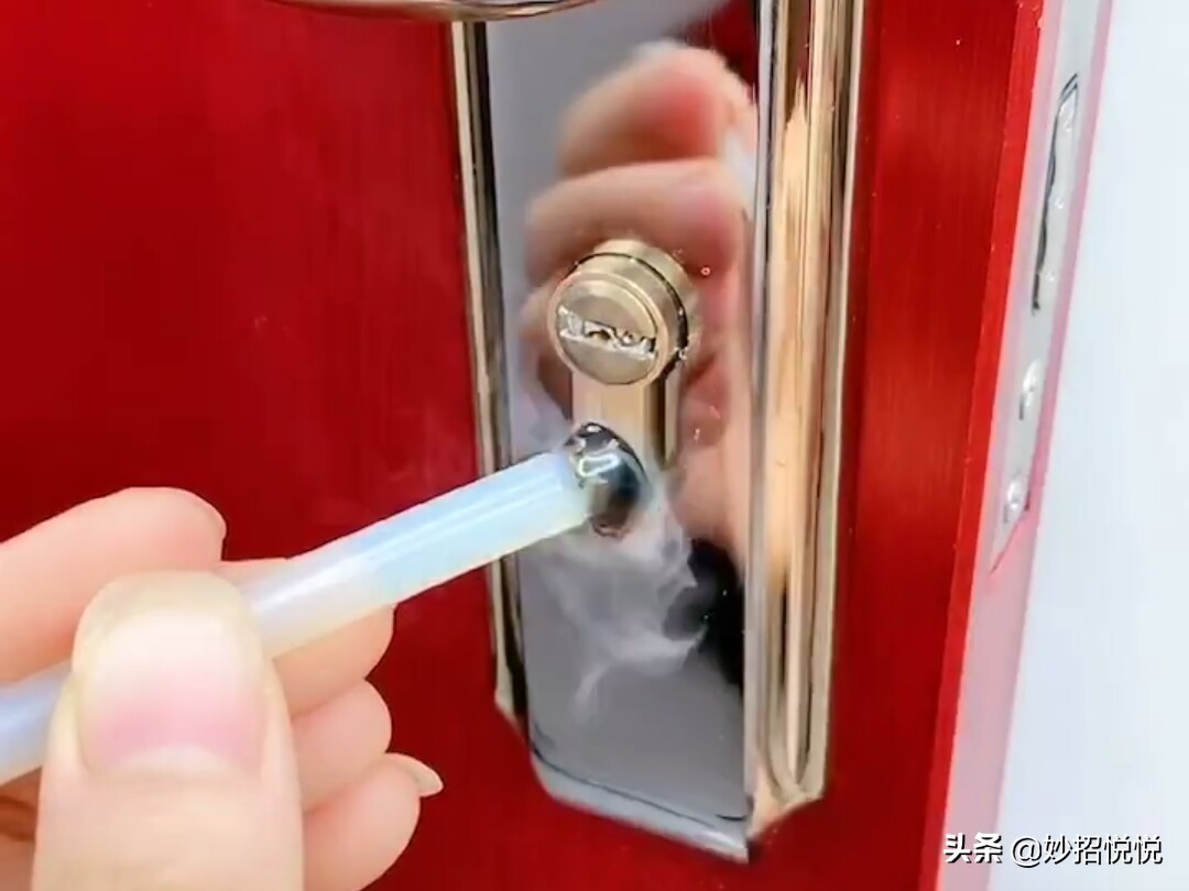 钥匙孔堵住了怎么开锁,钥匙断在门里用什么办法