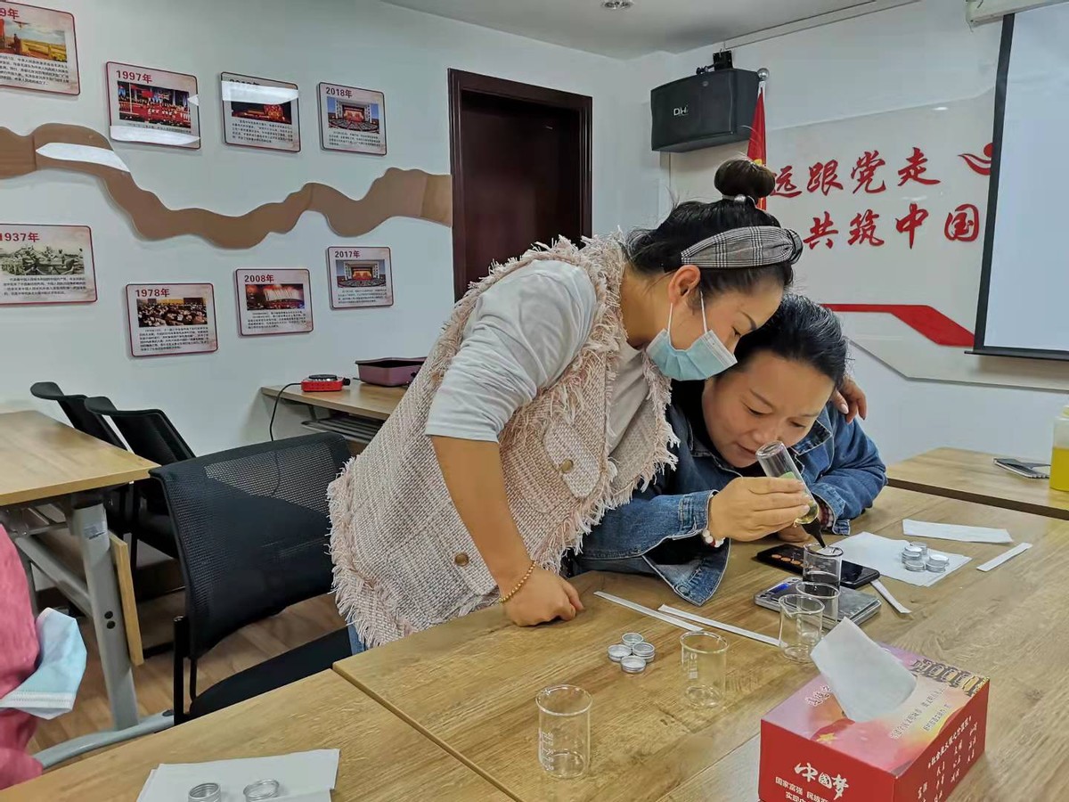 爱满荆楚|关爱女性,黑泥湖社区小组活动“手工DIY紫草药膏”