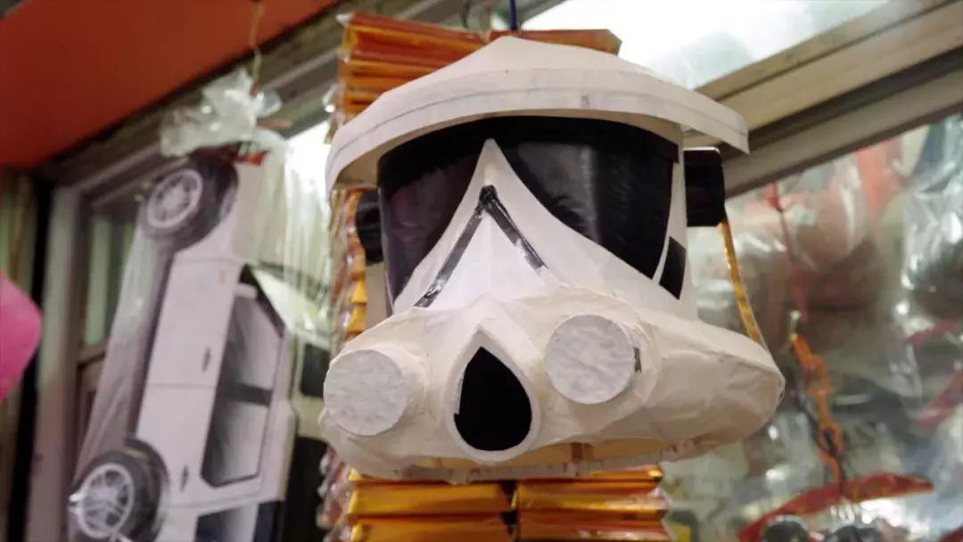 香港阴间设计师:为黄家驹订做电吉他,为张国荣粉丝订做咖啡厅..