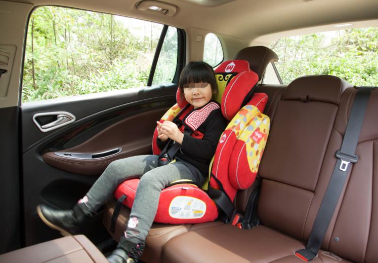 “晕车”的宝宝有苦难言，十一出行别忽略娃的感受，家长来学习