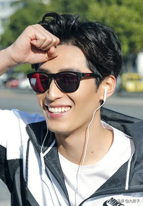 从“山楂树之恋”到“不速来客”，“豪门女婿”窦骁都经历了什么