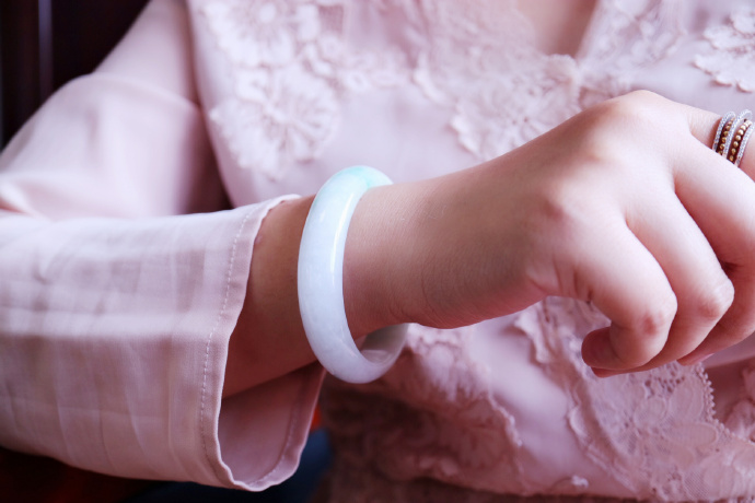 你会戴黄金首饰吗,什么类型的手链可以戴右手