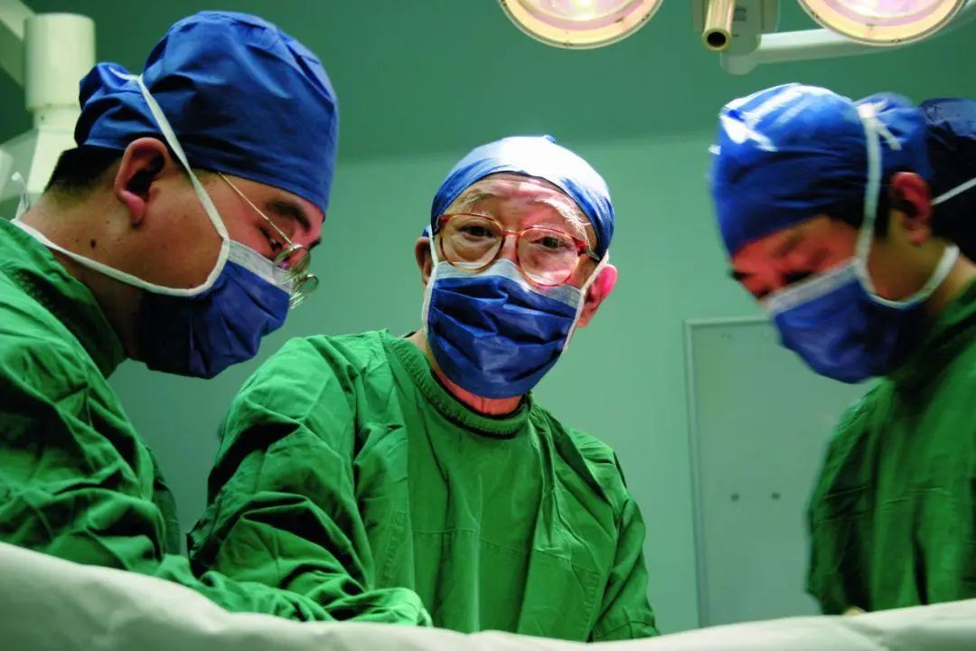 致敬吴孟超中国肝胆外科之父,中国肝胆外科之父吴孟超逝世