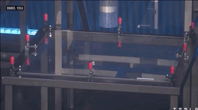 马斯克皮卡玻璃碎了,马斯克车窗玻璃被砸碎