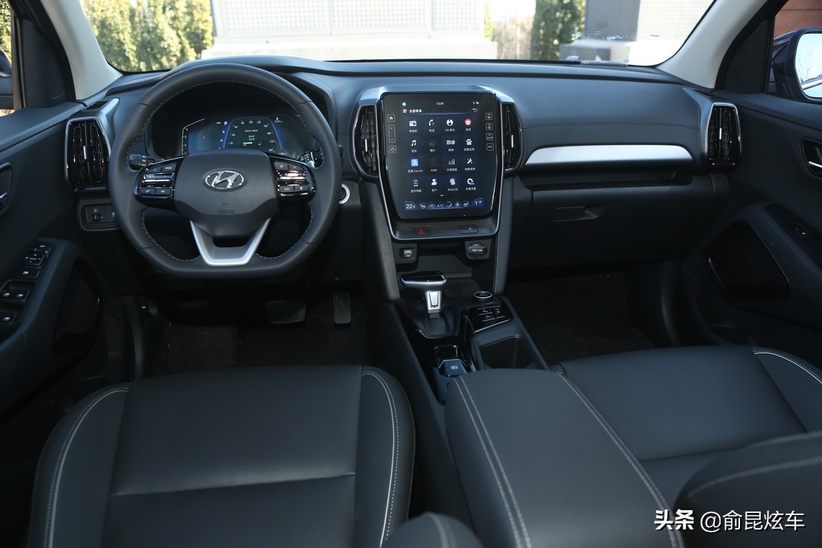 试驾黑色全新北京现代ix35,最新款2.0升北京现代ix35试驾