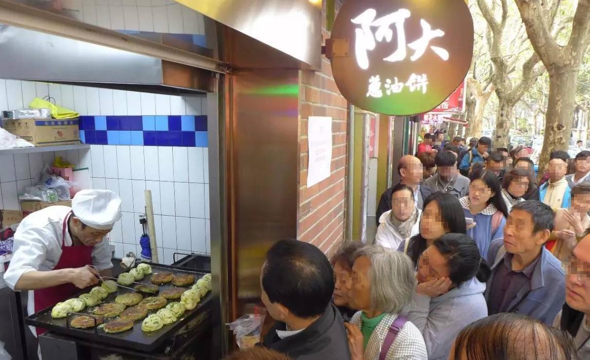 江苏小伙在上海做葱油饼30年,上海最火的葱油饼店