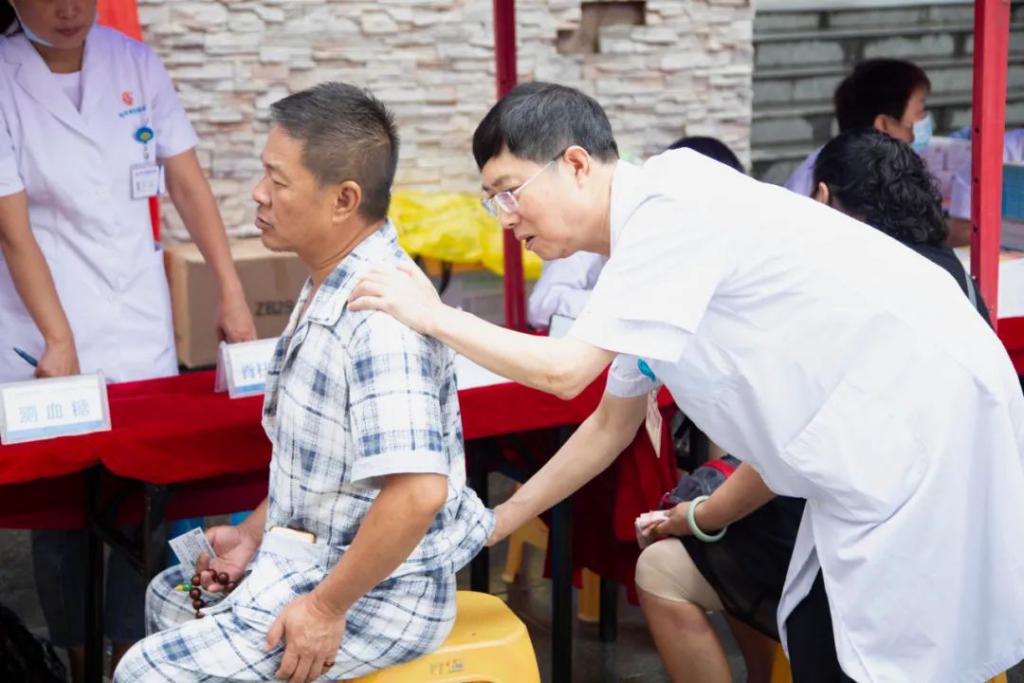 华夏兄弟医院携手计生协开展“7.11世界人口日”宣传活动