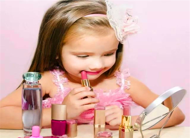 孩子穿衣打扮能看出妈妈的品味,妈妈的穿衣打扮影响孩子的审美观