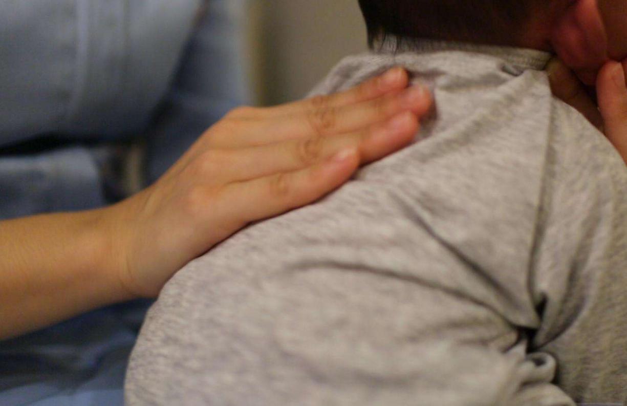 宝宝溢奶的原因及解决办法,宝宝溢奶怎么预防和处理