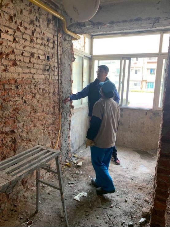 大连华润燃气报道,一面锦旗折射出警民鱼水情