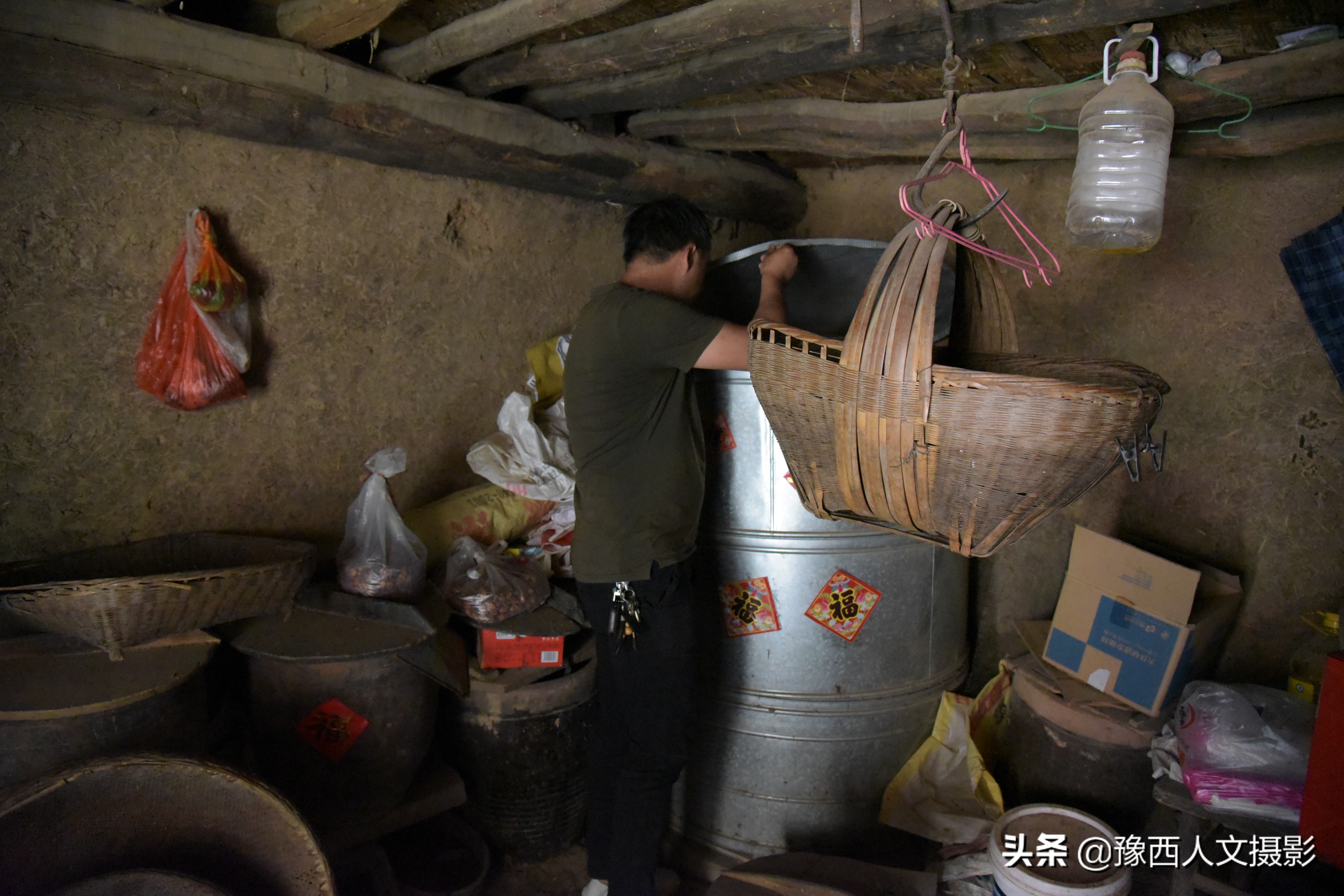 山里父亲10年前为儿子打算，藏一囤小麦两桶黄豆，娶媳妇却没用上