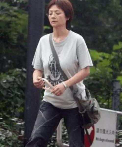 *子楣叶**：不脱衣服拍三级，还为此损失一千万？为何还被人骂不要脸