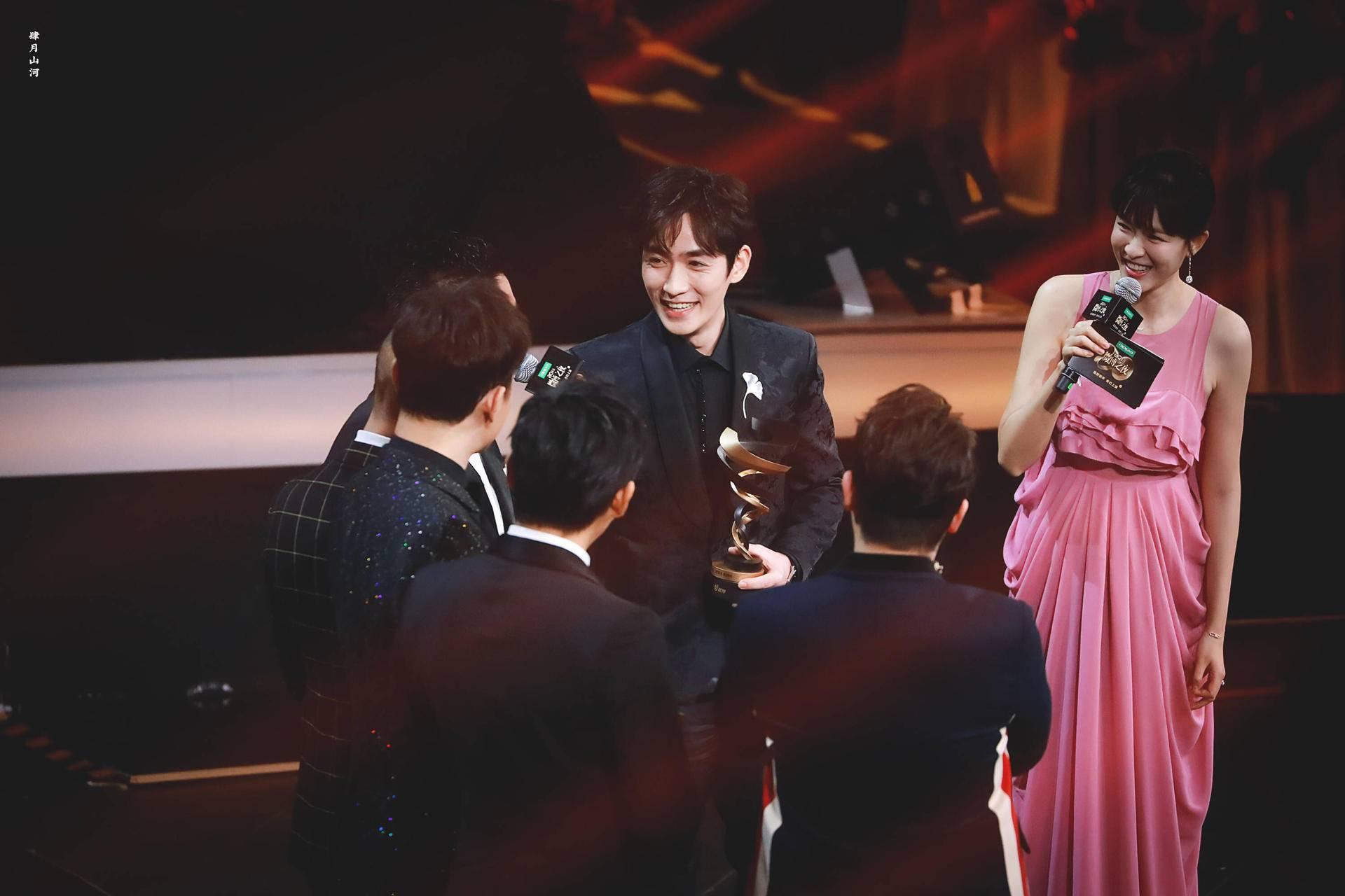 朱一龙被粉丝花式催婚,朱一龙凭实力单身扎心了