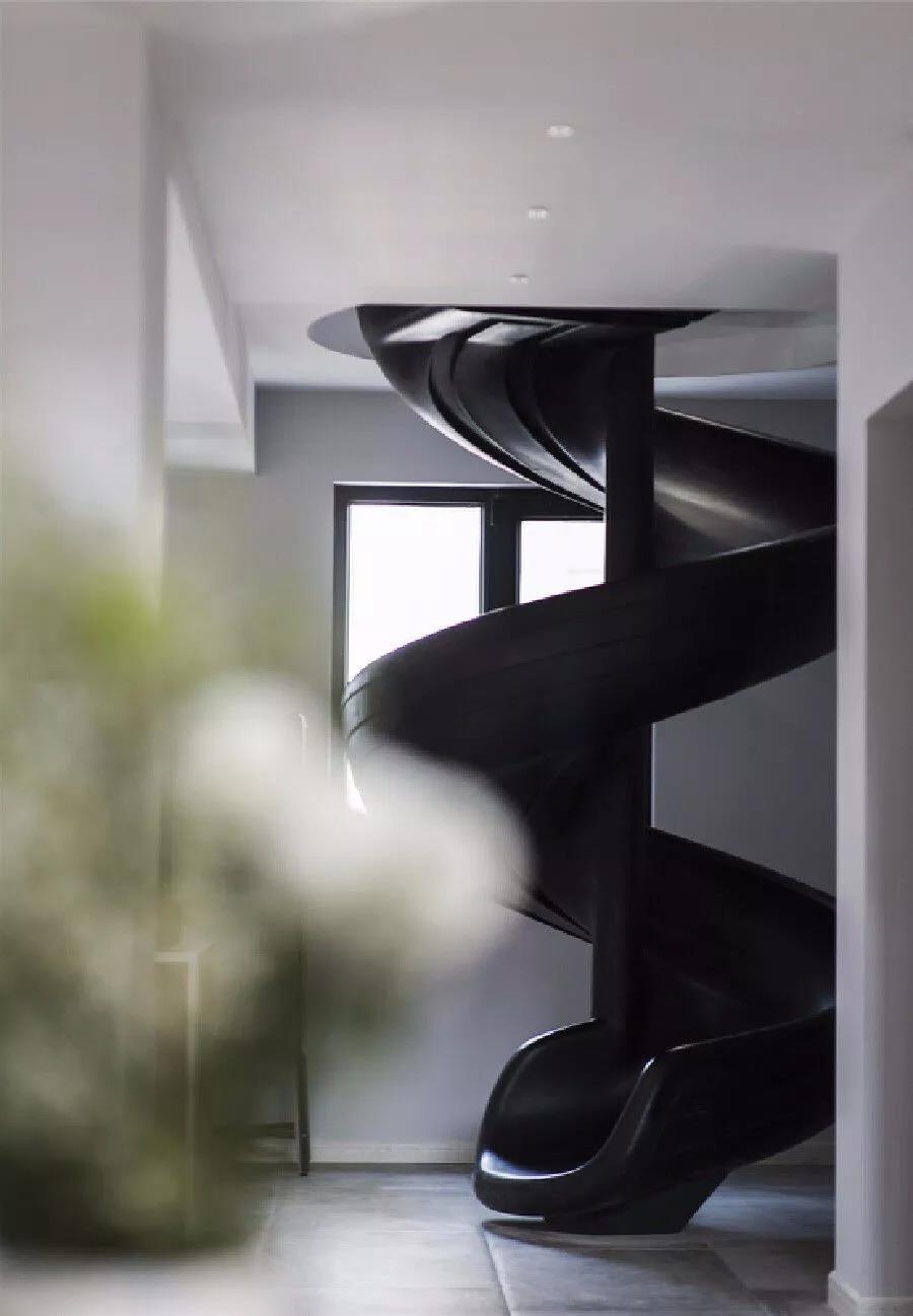 330㎡跃层，还附带阁楼，难怪朋友说像别墅，太大气了！尤其客厅