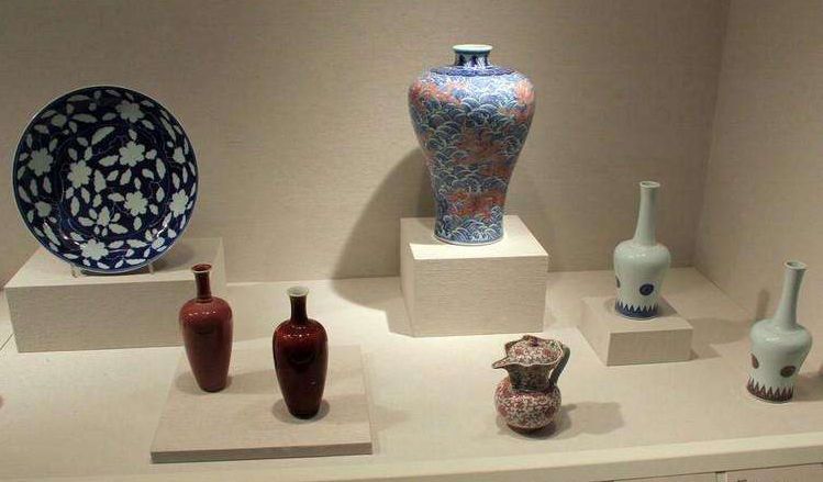 建筑工扫车库意外发现一只壶,拍出百万价格,网友却怒了