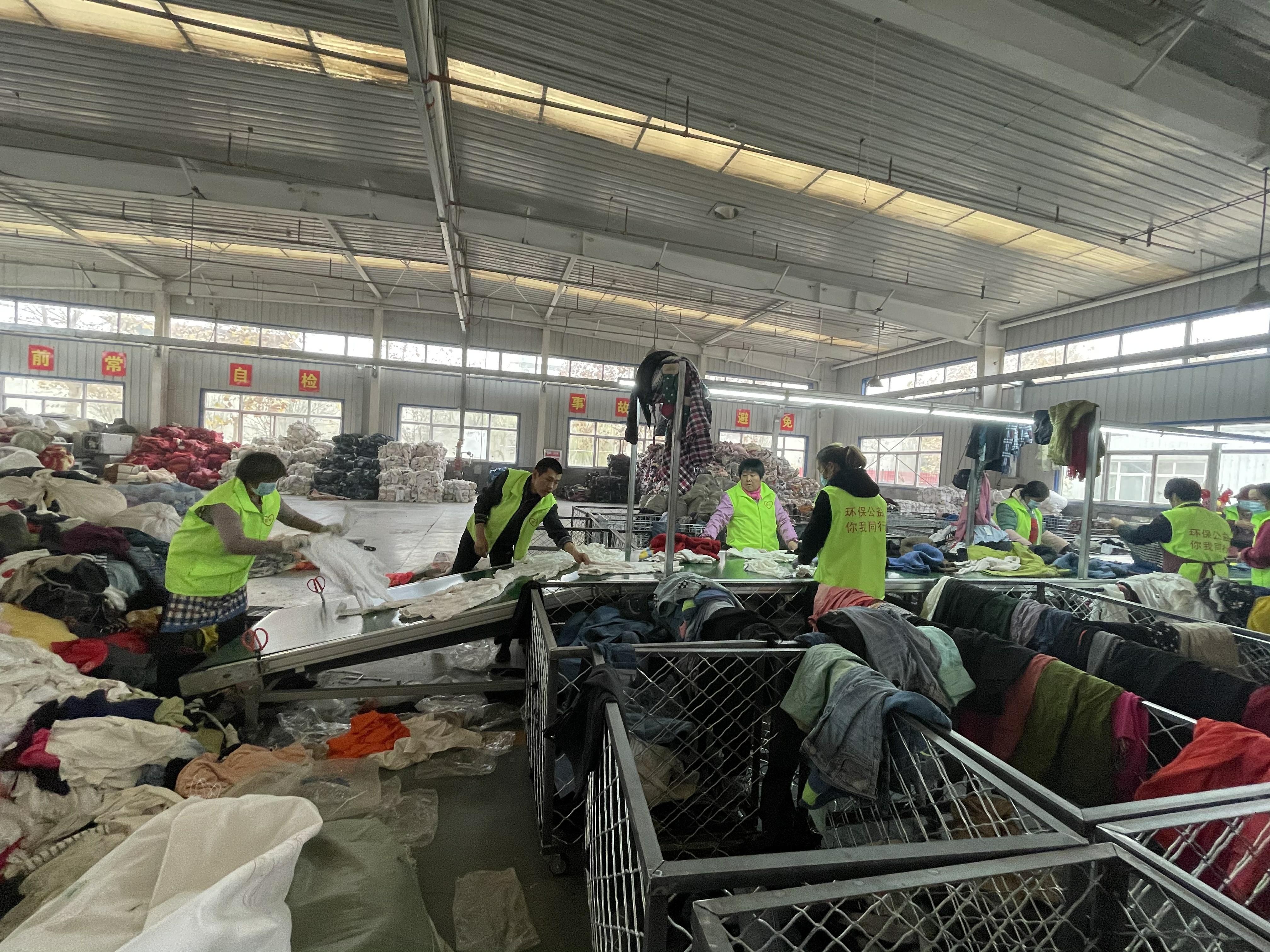 石家庄4000平米仓库里堆满了二手衣物：旧衣成吨出口非洲，在二手市场仅售几元