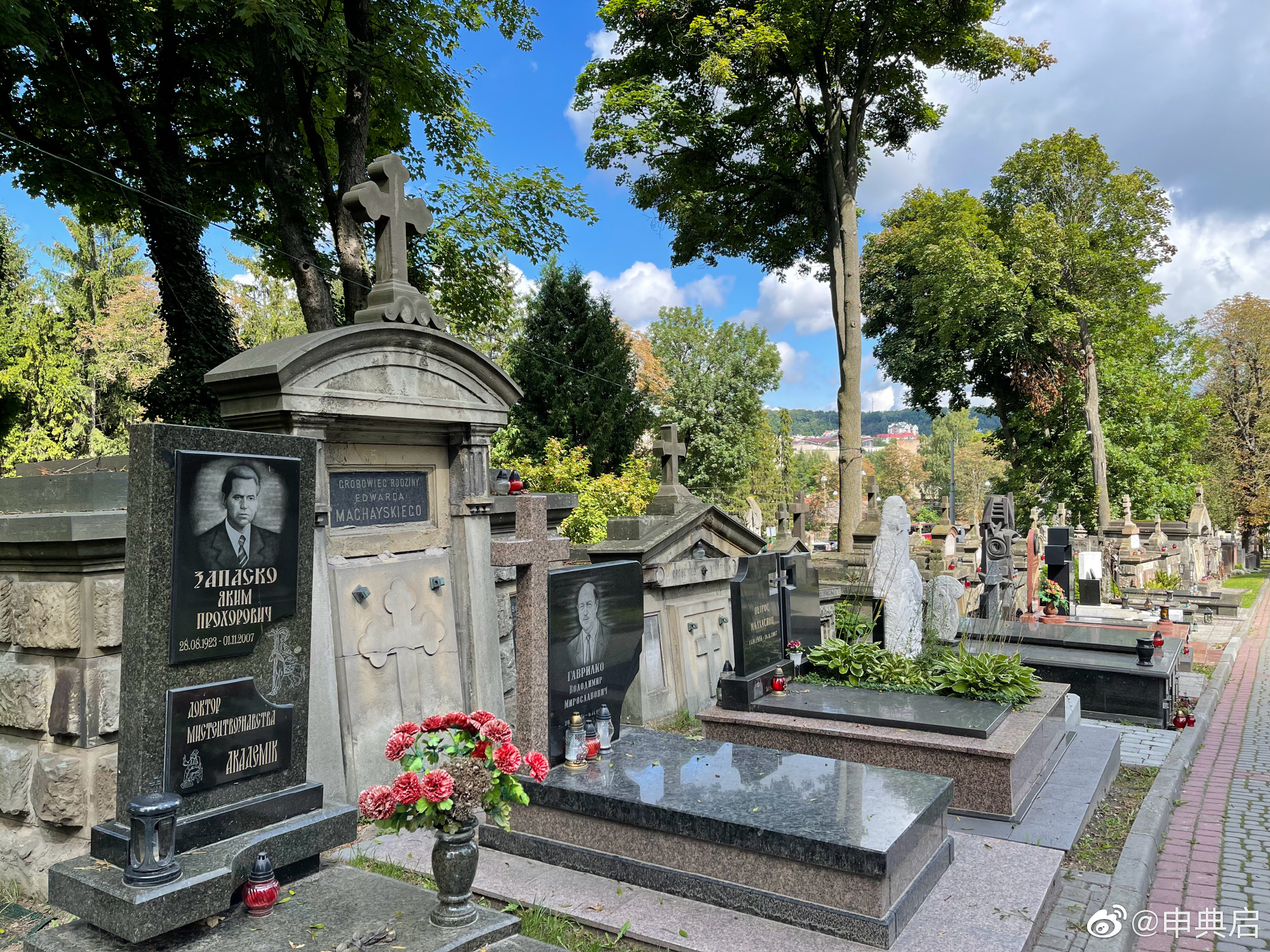 利沃夫最神奇的地方在于历史上多次易主，墓地都有各历史时期风格