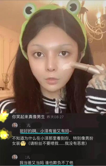 变装女神承认鼻子整歪，曝素颜照没辨识度，她扮梦露和精灵太逼真