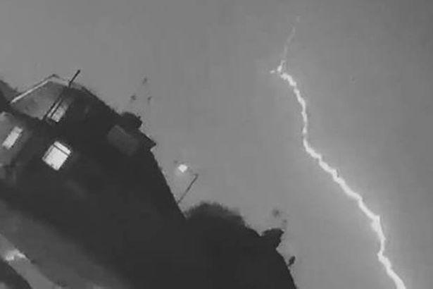 英国飞机遭雷电暴击,居民镜头记录惊人一幕,网友疯传