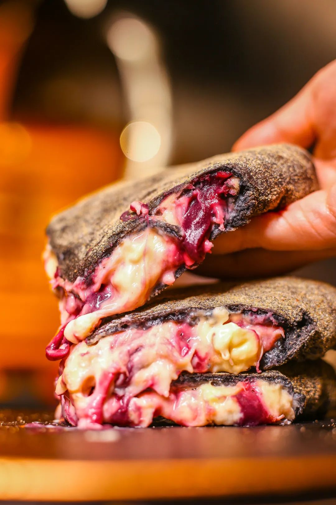 达明路上这家「黑店」，靠着瀑布芝士杀疯了