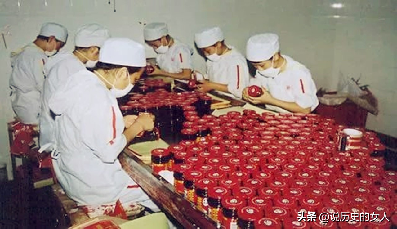 她28岁丧夫，摆过地摊抡过铁锤，做麻辣酱挣百亿资产，被誉教母