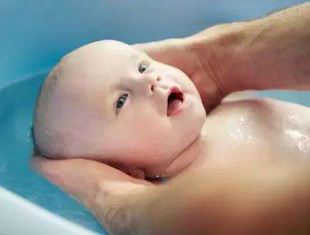 2岁宝宝敏感期要教哪些,1岁之内宝宝的发育注意事项