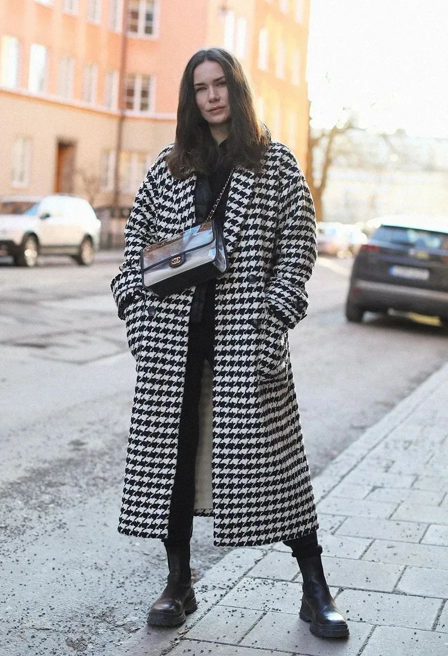 黑白格纹大衣怎么搭配好看,戴帽子黑白格纹大衣怎么搭配好看