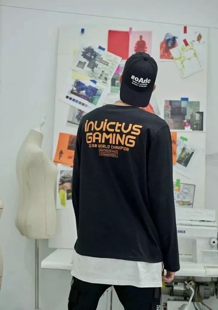 moschinohm合作款,hm和星际联名