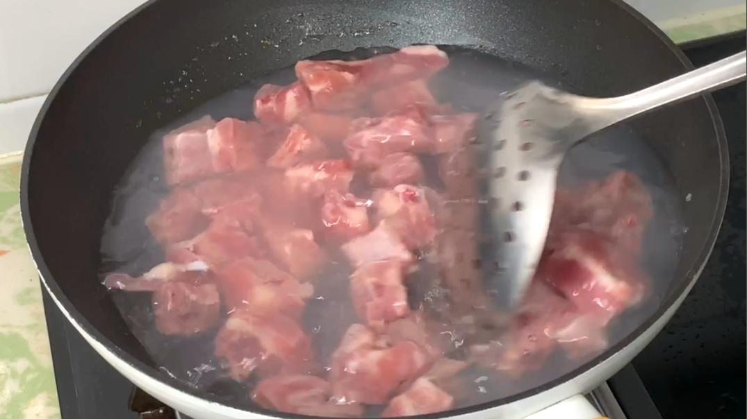 炖排骨时有人先焯水有人直接炖,炖排骨不用焯水的方法