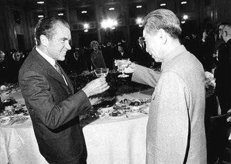 1972年，尼克松不满意毛主席送的4两茶叶，周总理如何轻松化解？