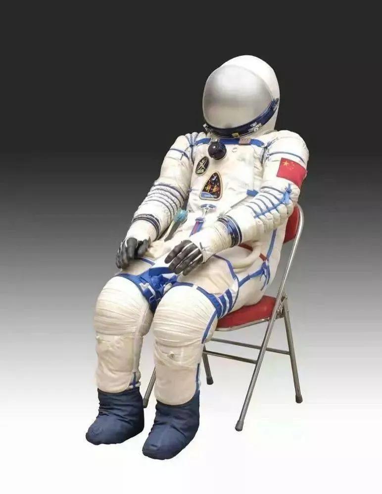 航天员带了哪些私人用品,为什么航天员要佩戴武器