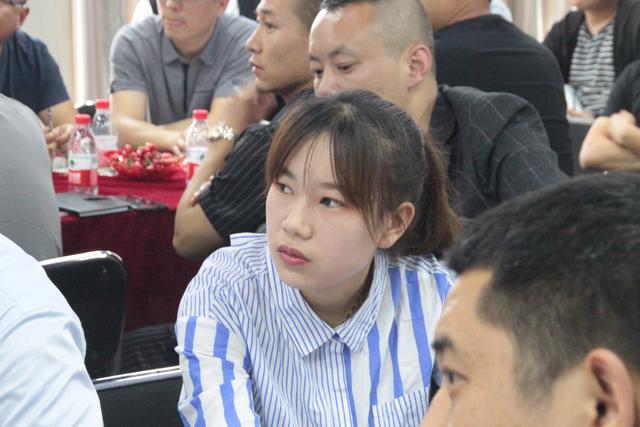 烂摊摊火锅带领加盟商学习周导的逆向盈利课程