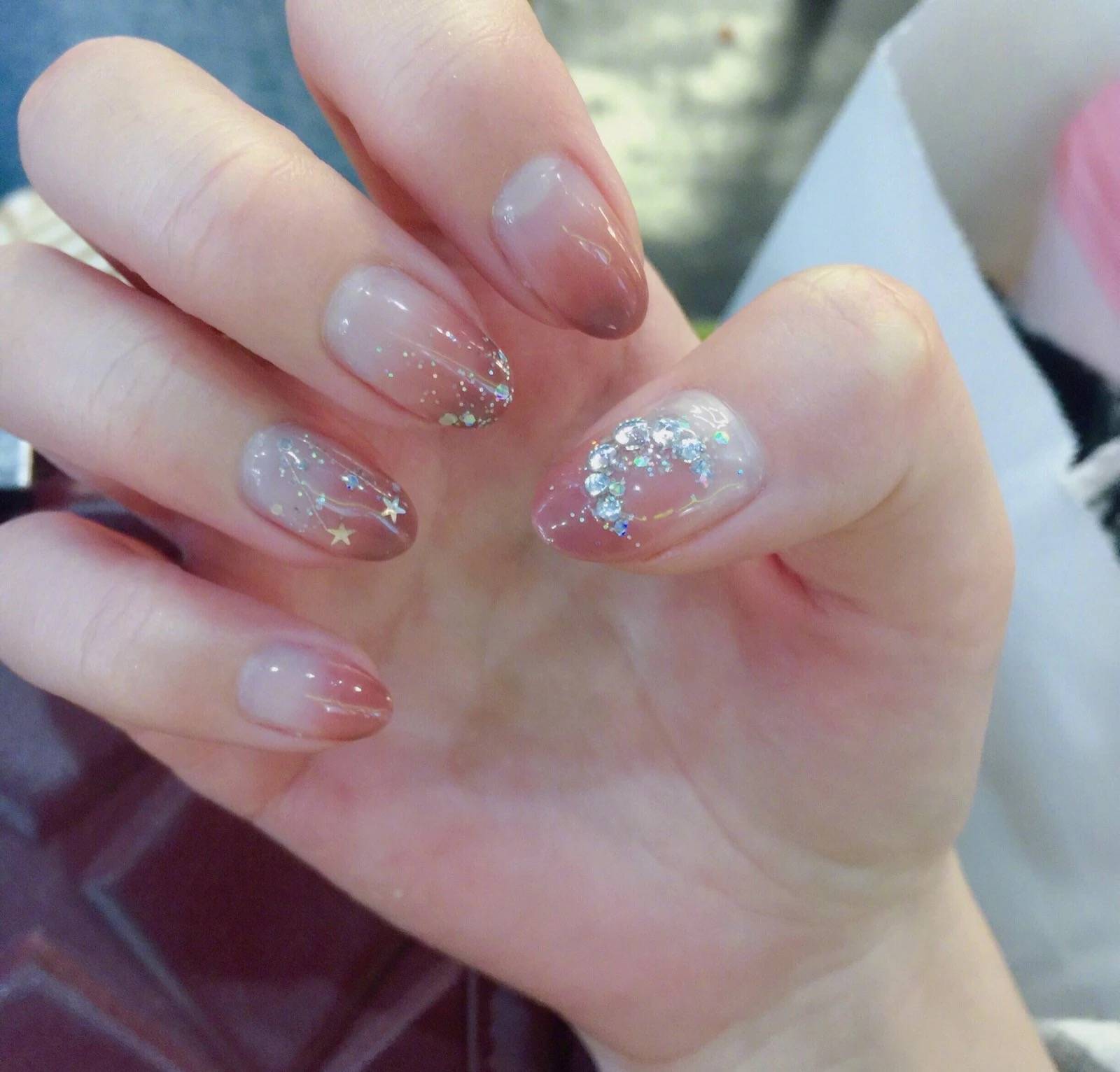 万能的亮片美甲不仅让你的指尖更出众，还会让你拥有好心情哦！