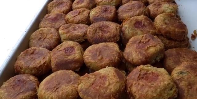 大叔卖传统小吃20年只涨过一次价,河南大叔卖地方小吃每天做300