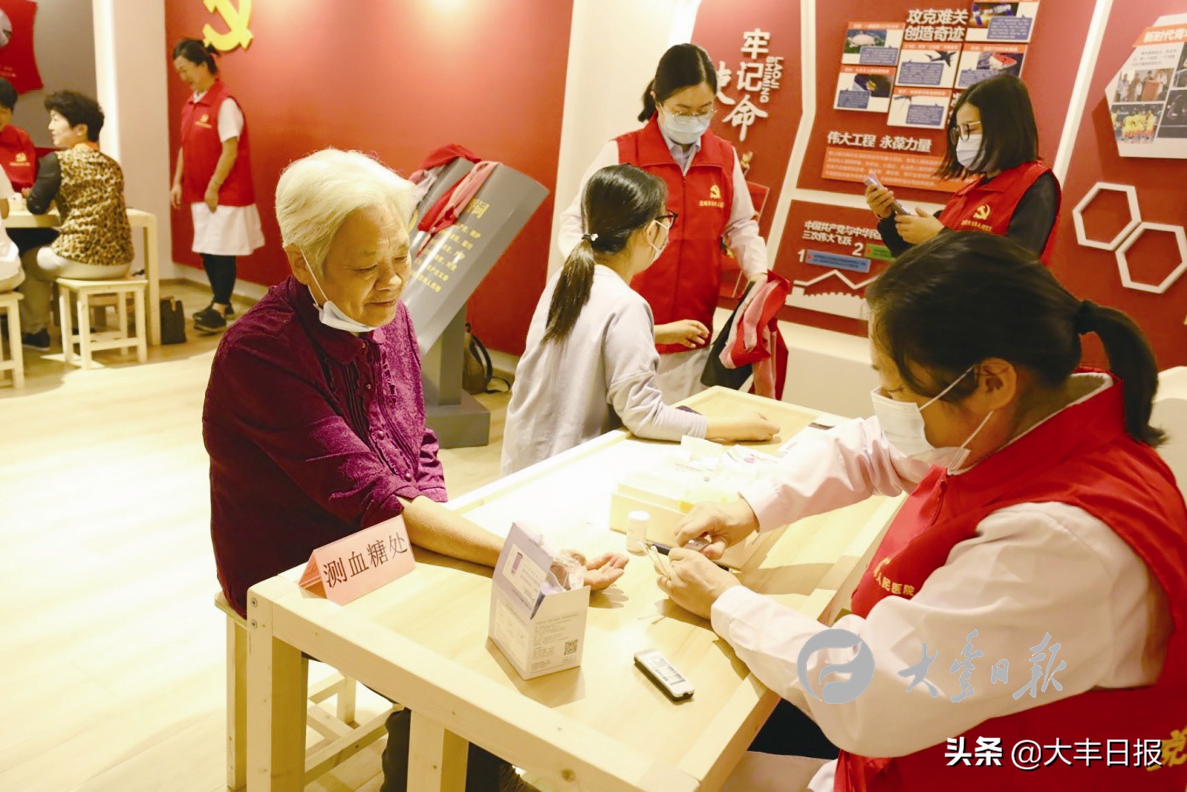 江苏省盐城市大丰人民医院：惠民义诊进社区*党**员服务暖民心